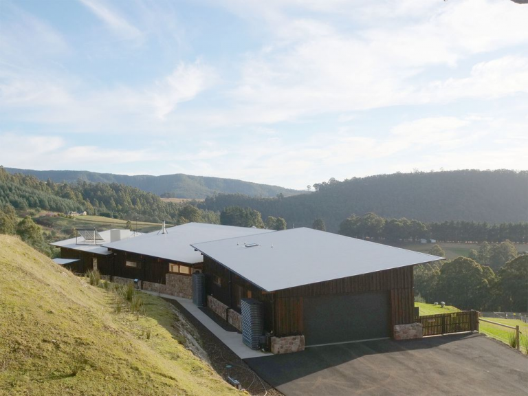 Off the Grid Homes in Australia [3 of the Most Unique Designs] Green